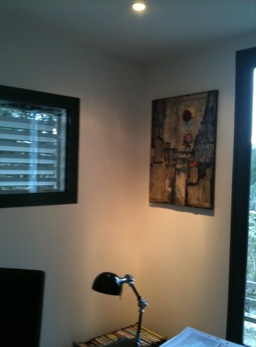 Tableau abstrait dans maison contemporaine