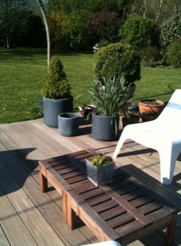 terrasse en bois, vue sur jardin et fauteuil ikéa