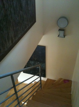 Vue escalier : 2 tableaux abstraits