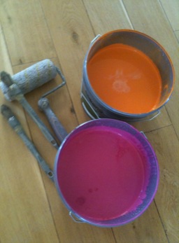 Pots de peinture orange et fushia