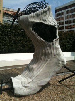 La chaussette, Sculpture Antoni Tàpies sur la terrasse de la fondation